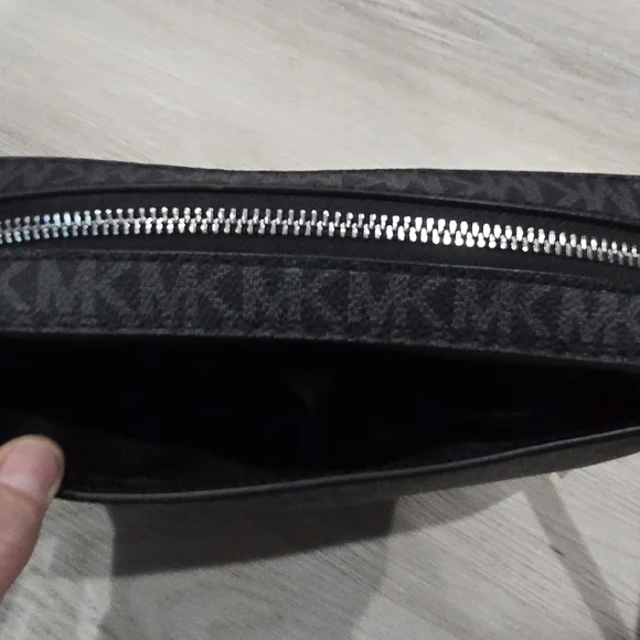 Michael Kors Jet Set Large Logo Crossbody Bag (Black) NWT - Picture 7 of 9